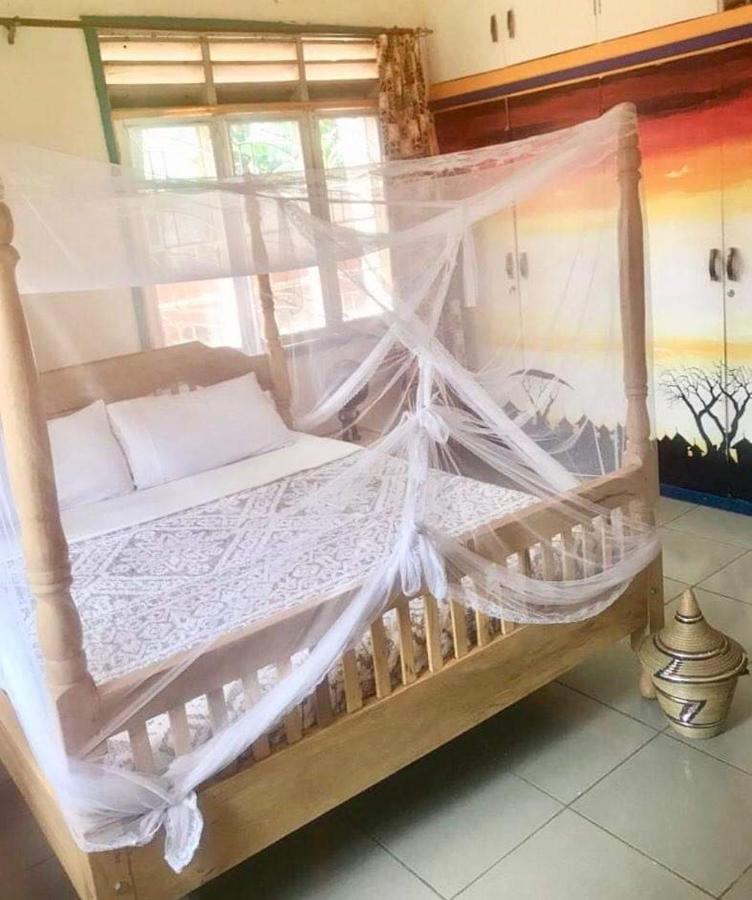 Homestaystudio62 Jinja Bagian luar foto