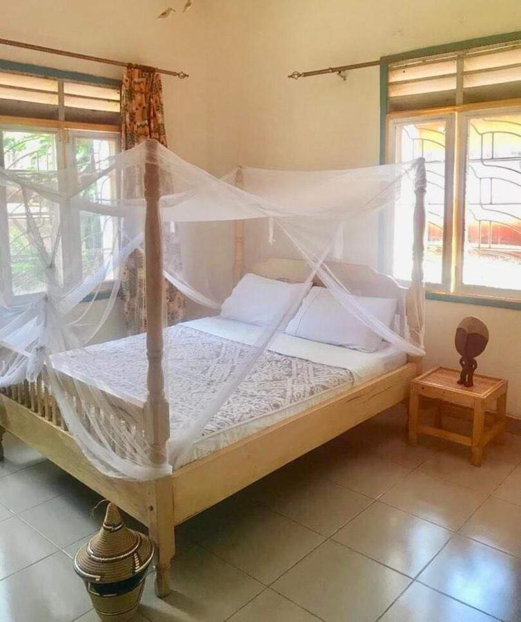 Homestaystudio62 Jinja Bagian luar foto