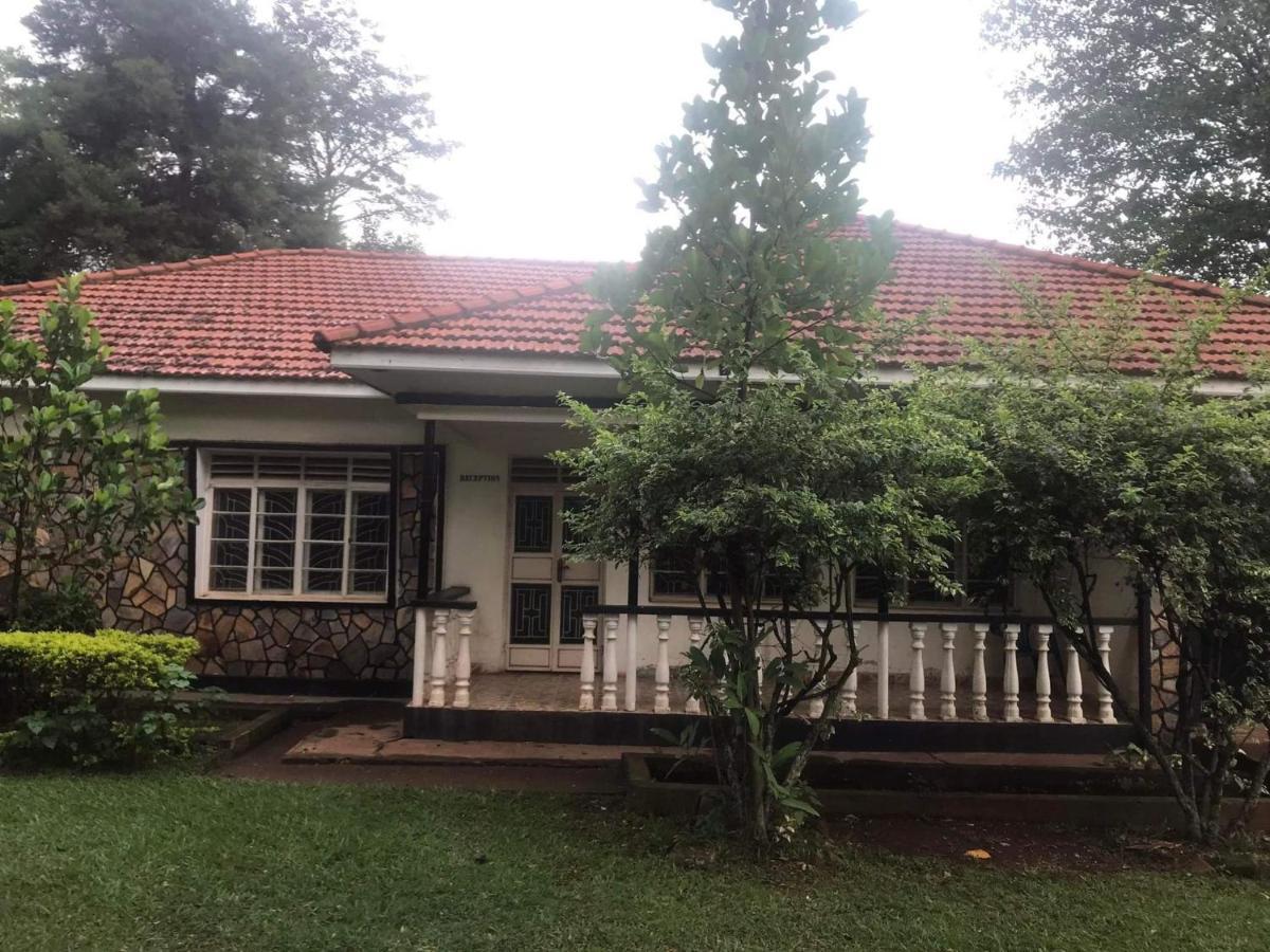 Homestaystudio62 Jinja Bagian luar foto